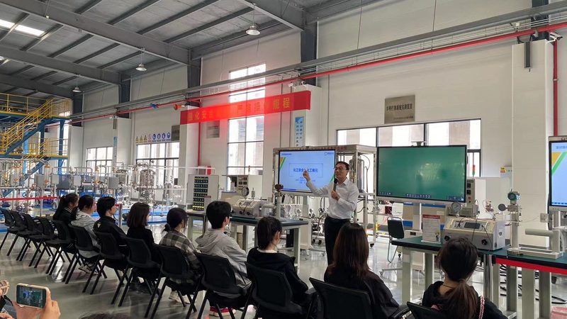 化妆品防腐剂选用的关键因素解析**